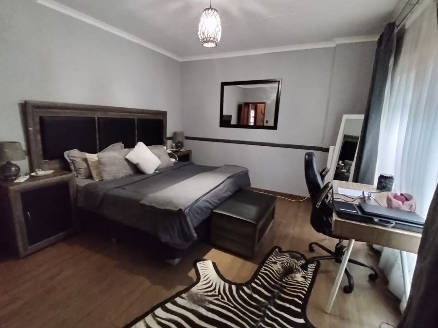 5 Bedroom Property for Sale in Safari Gardens North West